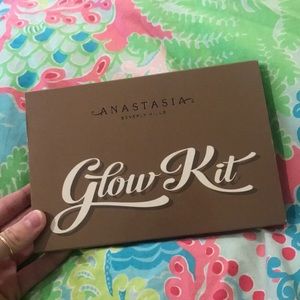 Anastasia Beverly Hills Glow Kit.